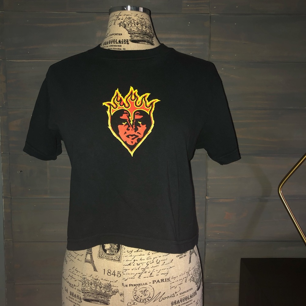 black short sleeve cropped tee with heart logo